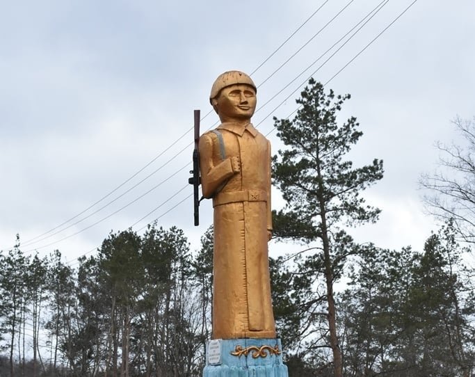 В сети хохочут над статуей в Житомире, которая похожа на Путина. ФОТО