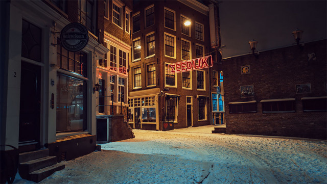Фотограф показал пустынный Амстердам во время комендантского часа. ФОТО