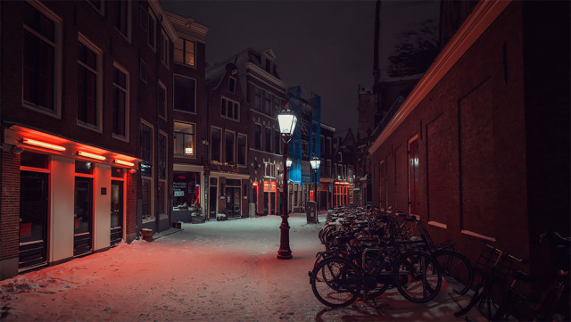 Фотограф показал пустынный Амстердам во время комендантского часа. ФОТО