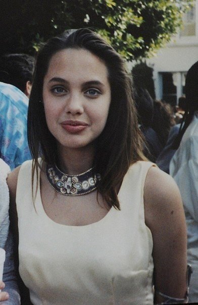 Анджелина Джоли на своем школьном выпускном вечере. ФОТО