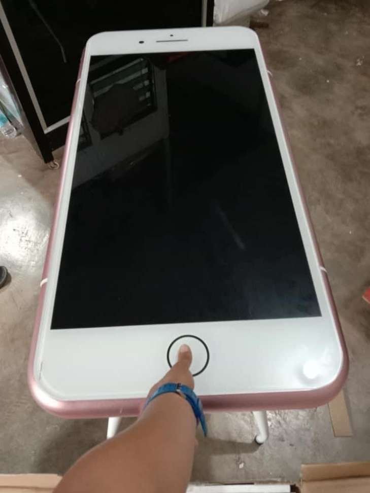 Таиландец вместо iPhone 7 получил стол в виде огромного телефона. ФОТО
