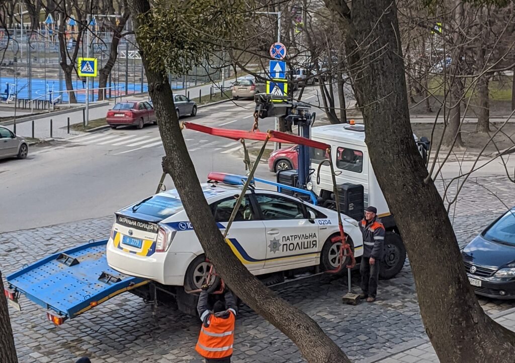 Во Львове эвакуатор забрал полицейский автомобиль. ФОТО