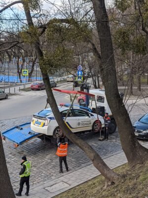 Во Львове эвакуатор забрал полицейский автомобиль. ФОТО