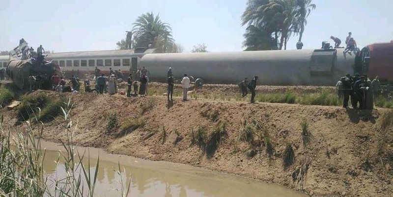 В Египте десятки людей погибли после столкновения пассажирских поездов. ФОТО
