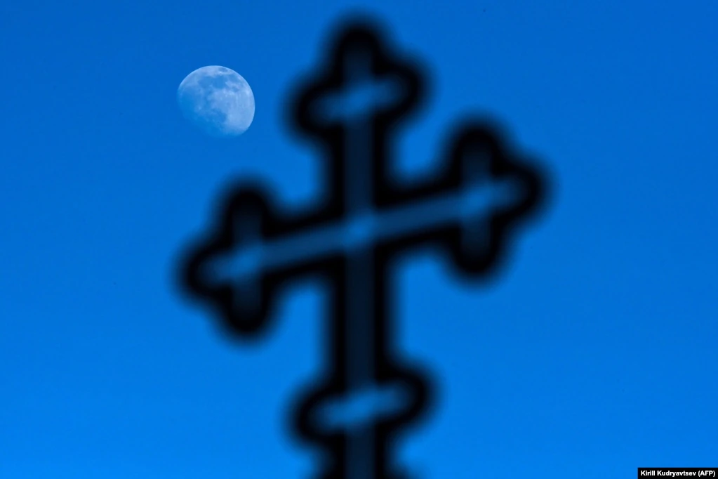 За крестом в Москве видна дневная луна