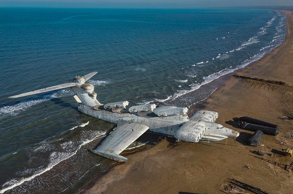 Секретный летательный аппарат советской эпохи вытащили на пляж в Дагестане