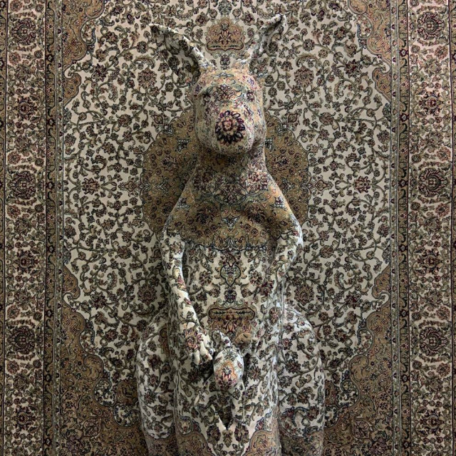 Скульптуры диких животных, \"обёрнутые\" в ковры. ФОТО