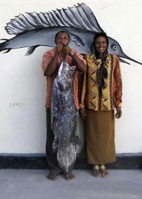 Индонезийскому рыбаку посчастливилось выудить живую ископаемую рыбу (ФОТО)