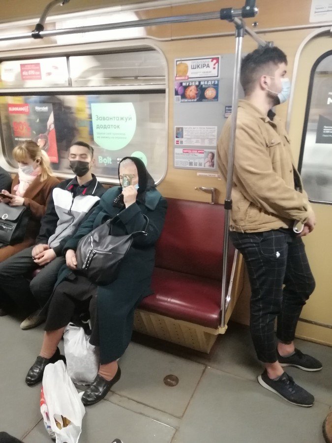 Икона вместо маски: как в метро бабушка защищалась от коронавируса. ФОТО