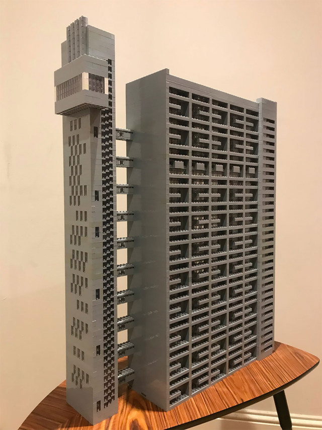 Художник потратил 2 года и 10.000 деталей LEGO на создание этого бруталистического здания. ФОТО