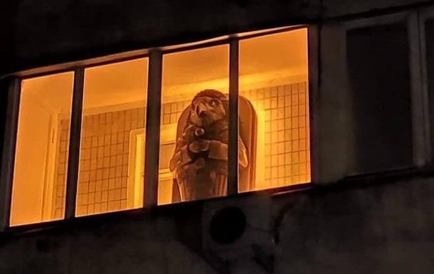 На балконе киевской многоэтажки заметили  египетский саркофаг 