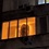 На балконе киевской многоэтажки заметили \"египетский саркофаг\". ФОТО