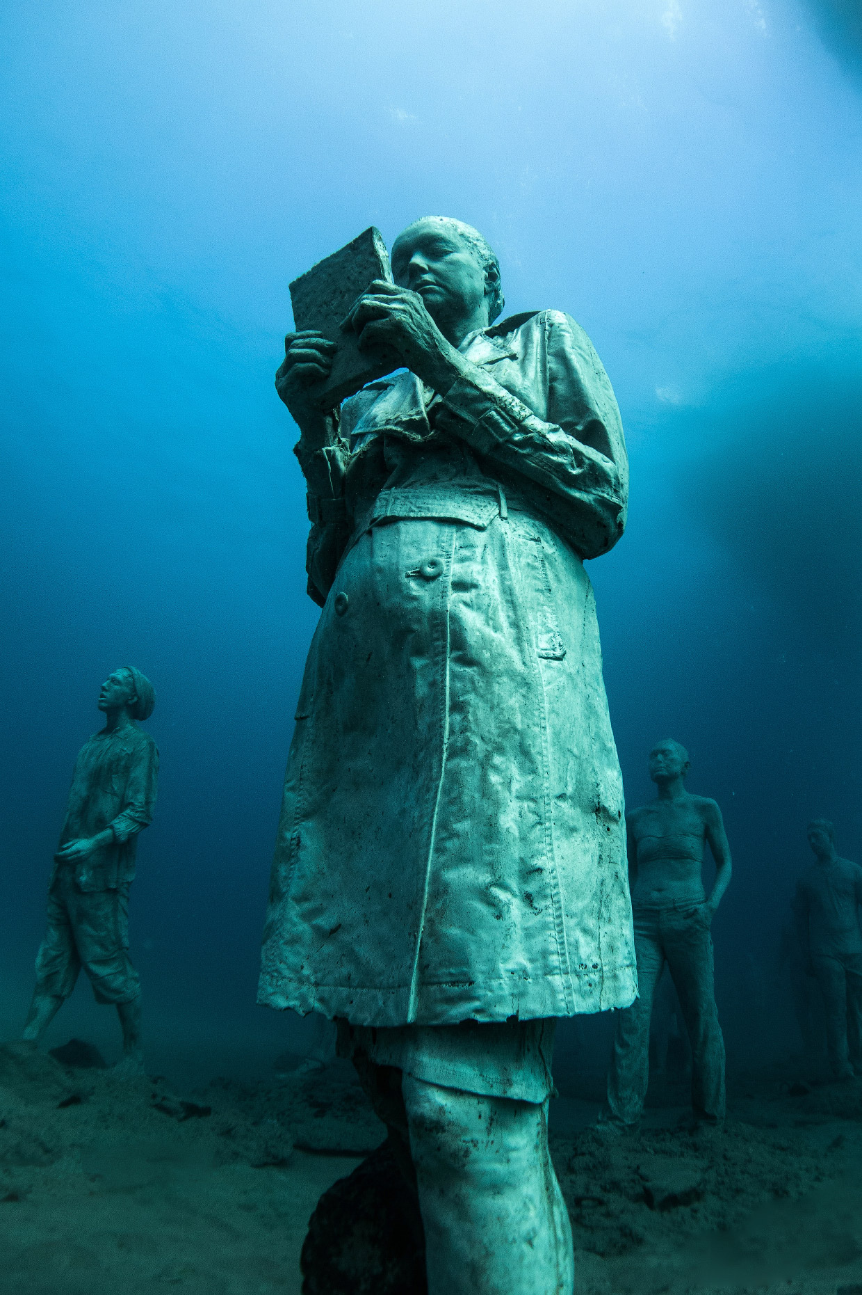 Скульптуры под водой. Jason DECAIRES Taylor скульптор. Подводный музей скульптур Атлантико. Подводный музей скульптур в Мексике. Подводный музей Джейсона де Кайрес Тейлора.