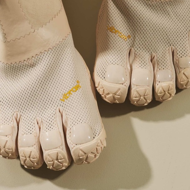 В Японии создали ботинки с пальцами и педикюром. ФОТО