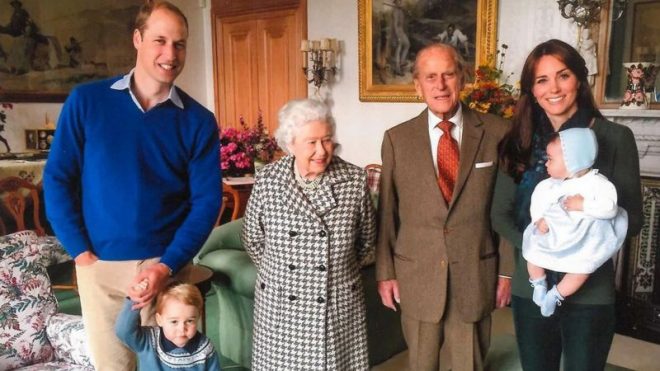 Королевская семья показала неопубликованные фото принца Филиппа. ФОТО