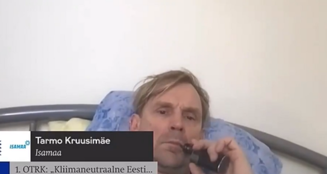 Депутата в Эстонии застали полуголым и курящим во время онлайн-заседания парламента. ВИДЕО