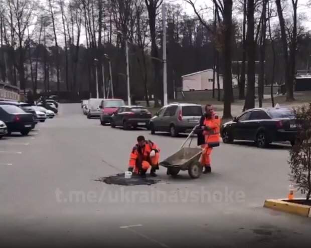 Под Киевом работники автодора укладывают свежий асфальт кирпичом. ВИДЕО