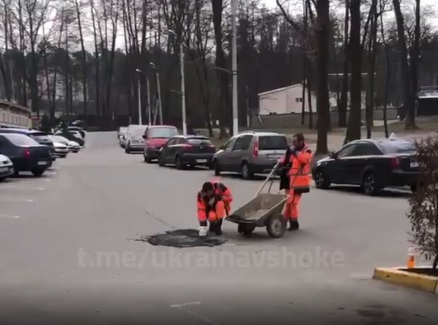 Под Киевом работники автодора укладывают свежий асфальт кирпичом. ВИДЕО