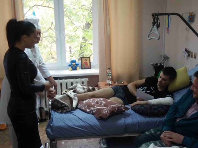 Ани Лорак навещает в госпитале раненых в зоне АТО украинских военных