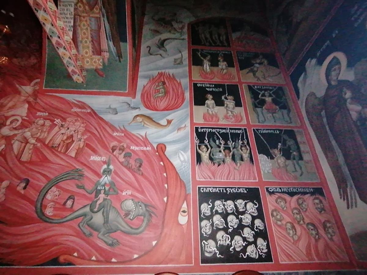 Храм в Твери украсили фресками с чертями, смартфонами и техникой Apple. ФОТО