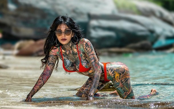 35-летняя жительница Таиланда покрыла татуировками 98% своего тела. ФОТО