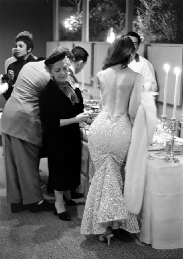 Викки Дуган: соблазнительная секс-бомба, чьи смелые платья с открытой спиной вдохновили женскую моду 1950-х. ФОТО