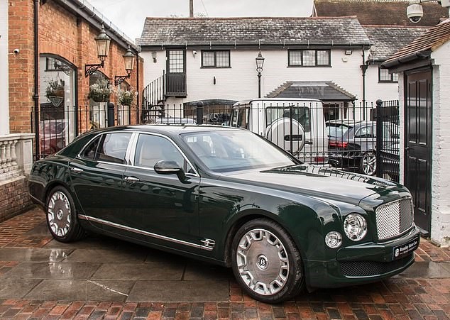 Елизавета II продает свой Bentley. Фото