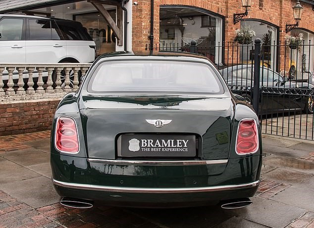 Елизавета II продает свой Bentley. Фото