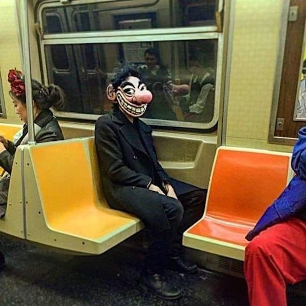 Когда встречаешь необычных и странных попутчиков в метро. Подборка курьезных фото