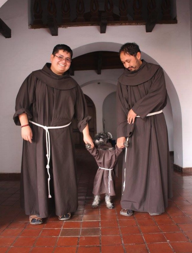 Бродячий песик вступил в ряды монахов боливийского монастыря