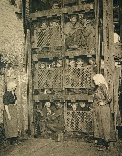 Бельгийские шахтеры в лифте перед спуском в шахту (1900 год). ФОТО