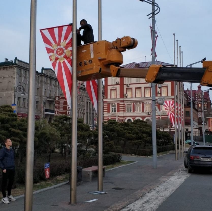 Город в России \"украсили\" флагами ВМС Японии к 9 мая. ФОТО