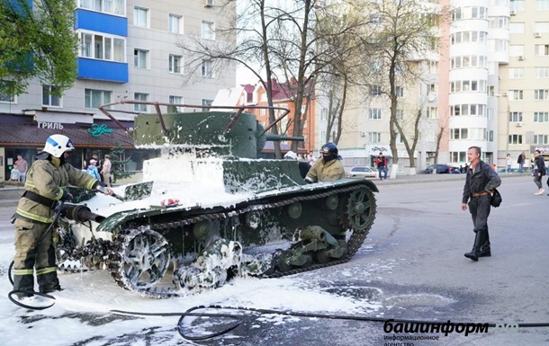 В России на репетиции парада загорелся танк. ВИДЕО