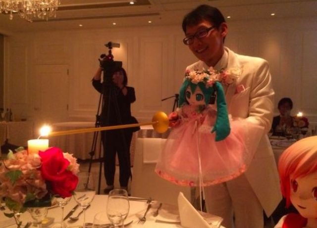 Фанат аниме женился на виртуальной певице. ФОТО