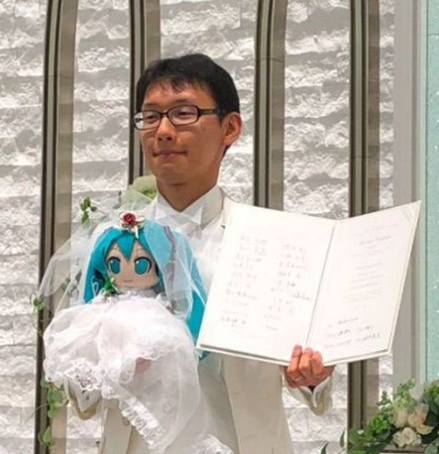 Фанат аниме женился на виртуальной певице. ФОТО