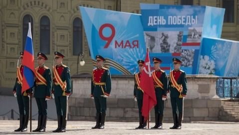 В сеть попало видео, как военный потерял сапог во время парада на Красной площади. ВИДЕО