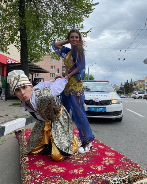 В Харькове оштрафовали водителя за катание на \"ковре-самолете\" Алладина и Жасмин. ВИДЕО