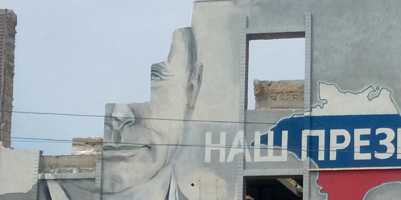 \"У Путина осталось пол-лица\": в Крыму разбирают дом с портретом президента РФ. ФОТО