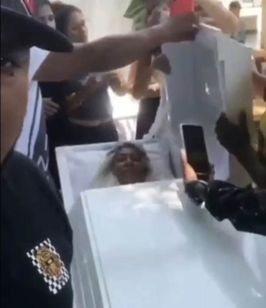 Доминиканка организовала репетицию собственных похорон. ВИДЕО