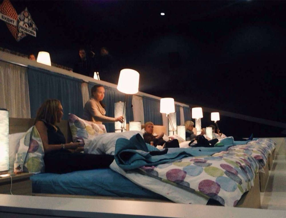 Первый в мире кинозал с кроватями вместо кресел. ФОТО