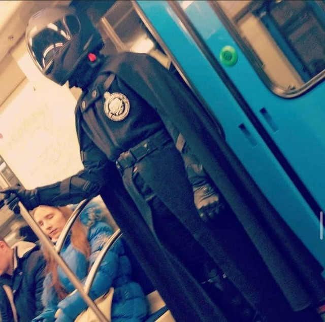 Странные и неожиданные пассажиры в метро. ФОТО