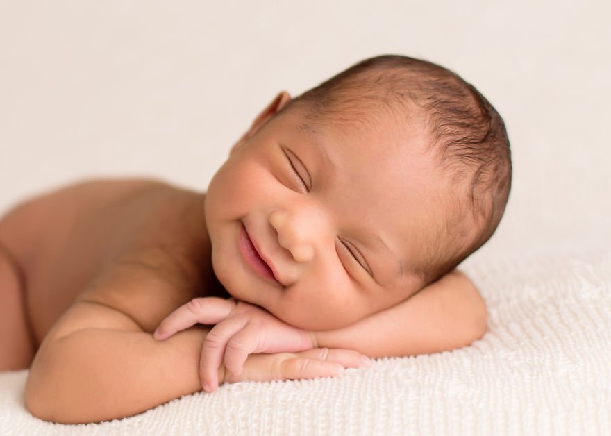 Очаровательные спящие улыбающиеся младенцы