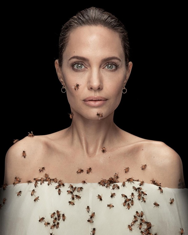 Опассная фотосессия: Джоли позировала в рое пчел. ФОТО