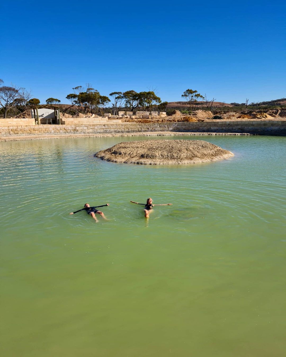 Австралийский бирюзовый пруд, в котором невозможно утонуть