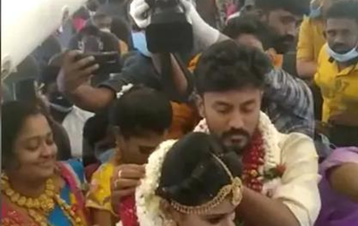 Индийская пара устроила свадьбу на борту самолета