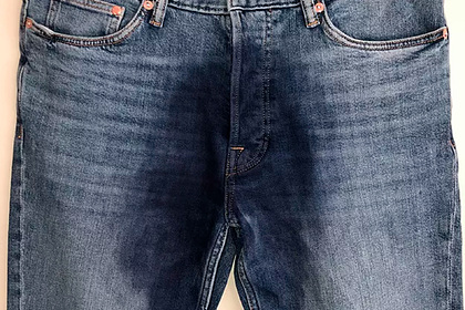 Модные джинсы c мокрым пятном вызвали споры в сети