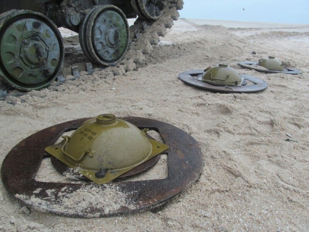 Украинские военные заминировали побережье Мариуполя сотней мин. ФОТО