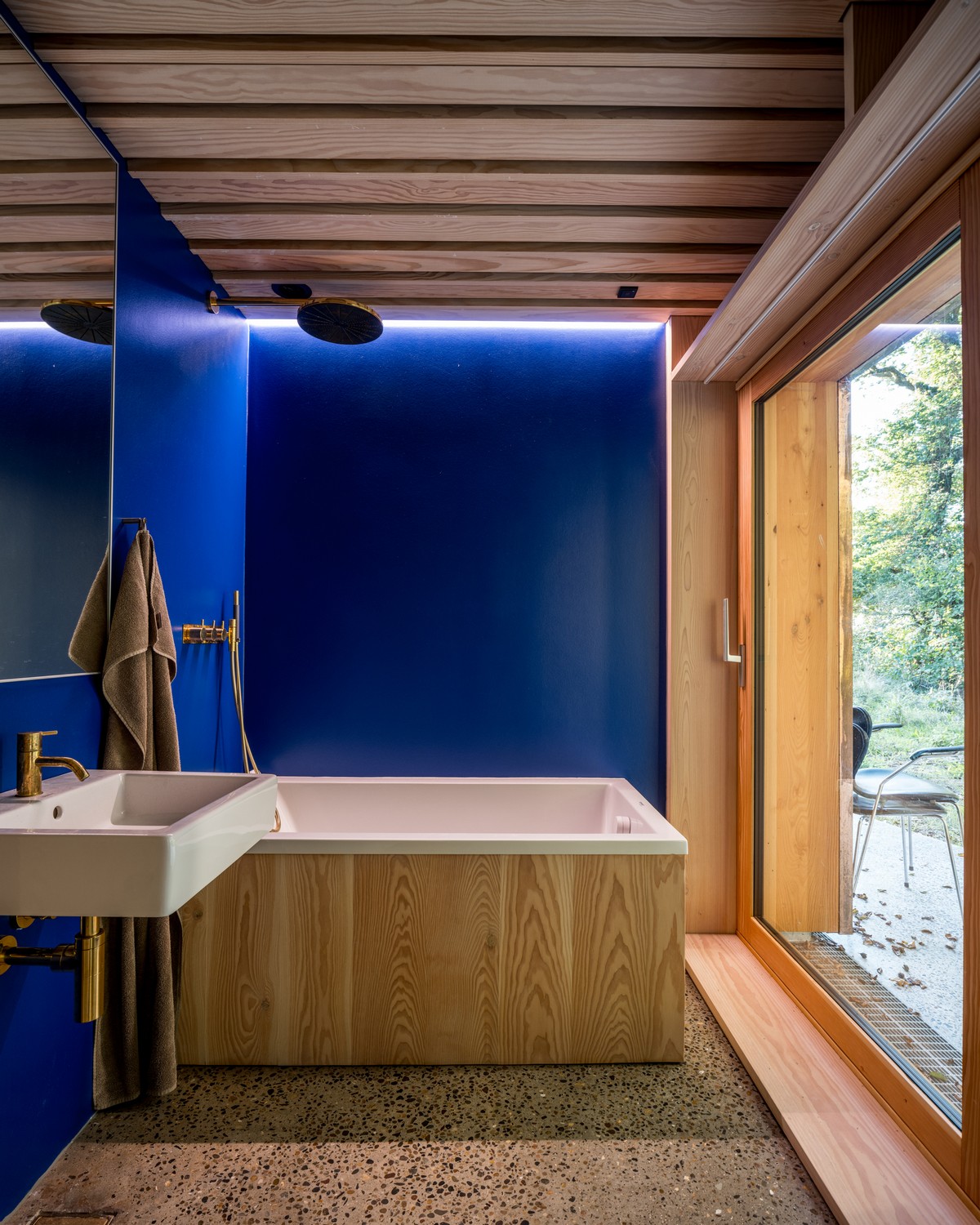 Медный дом творческого человека в лесу у озера в Дании