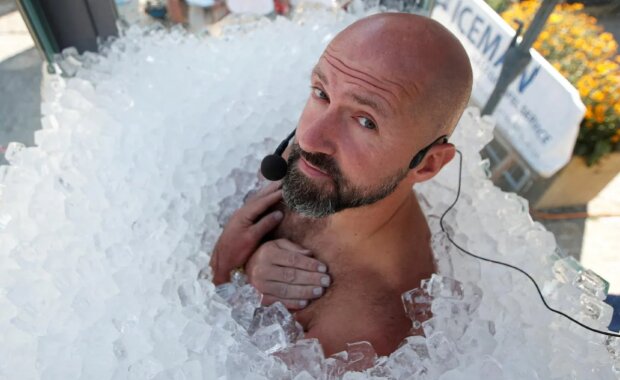 Мужчина побил рекорд, просидев во льду 2,5 часа