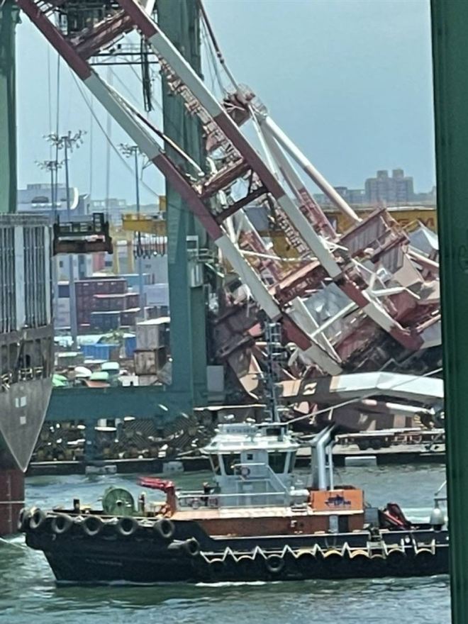 В Тайване столкнулись два судна: рухнули два портовых крана, пострадали люди. ВИДЕО